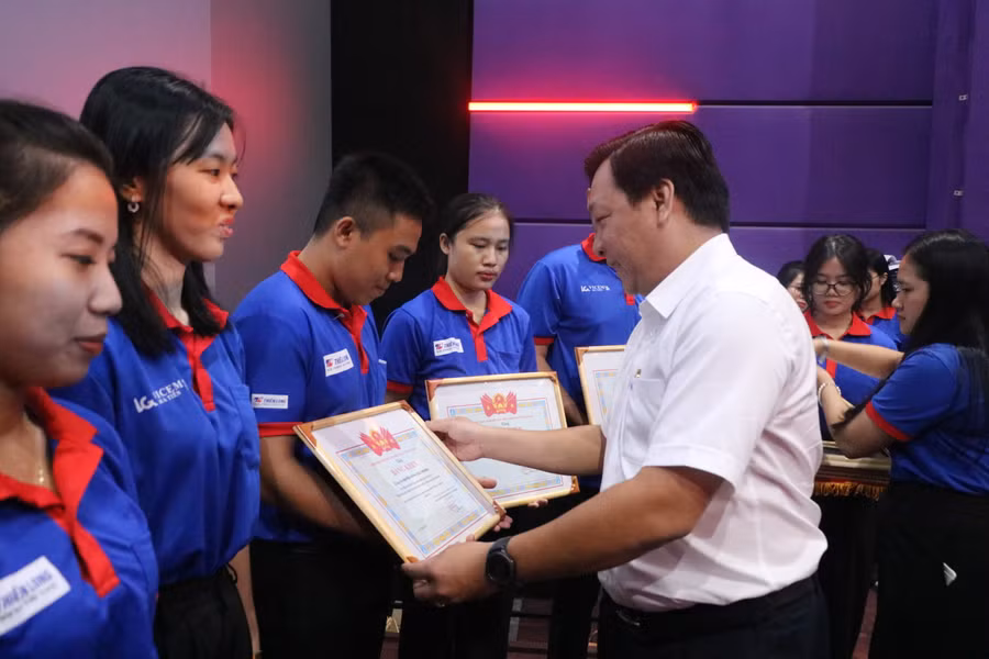 Ông Lê Nguyễn Nam trao Bằng khen Hội Sinh viên TPHCM cho cá nhân xuất sắc. Ảnh Huyền Trân.