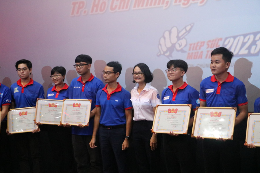 Sinh viên tiêu biểu nhận bằng khen Trung ương Hội Sinh viên Việt Nam. Ảnh: Huyền Trân. Sinh viên tiêu biểu nhận bằng khen Trung ương Hội Sinh viên Việt Nam. Ảnh: Huyền Trân.