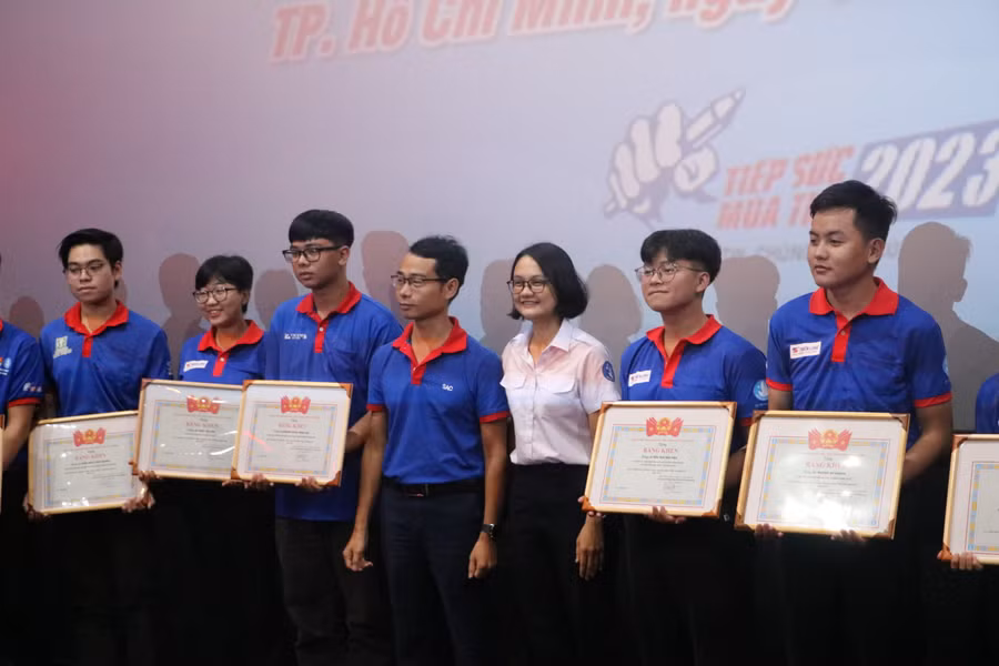 Sinh viên tiêu biểu nhận bằng khen Trung ương Hội Sinh viên Việt Nam. Ảnh: Huyền Trân.