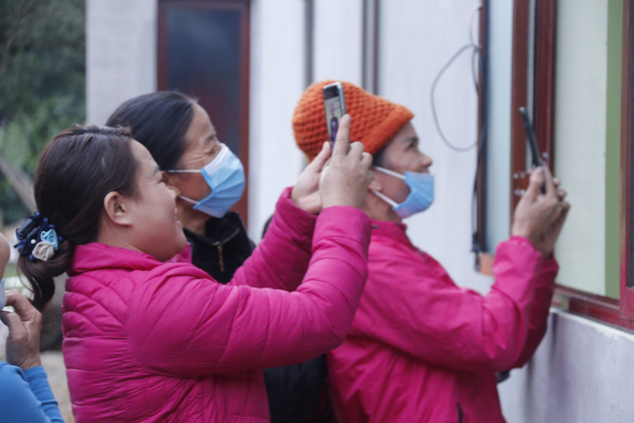 Bà con lối xóm đến chia vui và không khỏi ngỡ ngàng trước ngôi nhà mới khang trang do báo GD&amp;TĐ cùng các nhà hảo tâm chung tay hỗ trợ xây dựng cho các hộ gia đình khó khăn