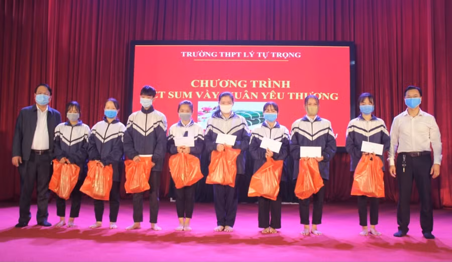 BGH trường THPT Lý Tự Trọng trao quà hỗ trợ cho học sinh khó khăn của nhà trường