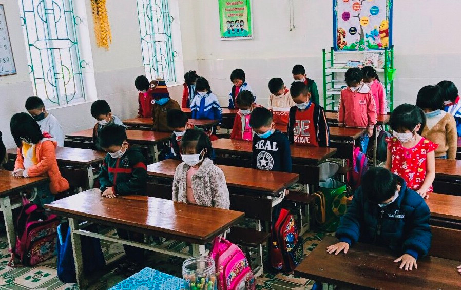 Học sinh trường Tiểu học Thạch Ngọc (huyện Thạch Hà, Hà Tĩnh) tưởng niệm nạn nhân tử vong do Covid-19 trong tiết sinh hoạt ngoại khóa.