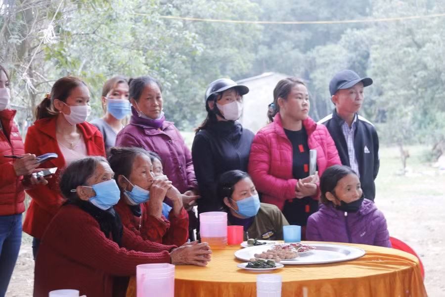 Những ngôi nhà này do báo GD&amp;TĐ văn phòng Miền Trung - Tây Nguyên (MT-TN) kết nối với các nhà hảo tâm để hỗ trợ xây dựng. Ngoài ra, MTTQ huyện Cẩm Xuyên hỗ trợ thêm 80 triệu đồng.