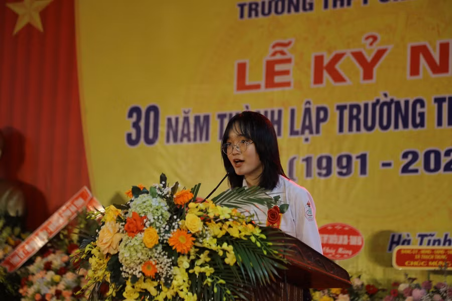 Em Phạm Thị Khánh Linh (học sinh lớp 12 Anh 1) đại diện cho hơn 900 học sinh đã gửi lời tri ân đến đội ngũ các thầy cô giáo đã và đang công tác tại nhà trường