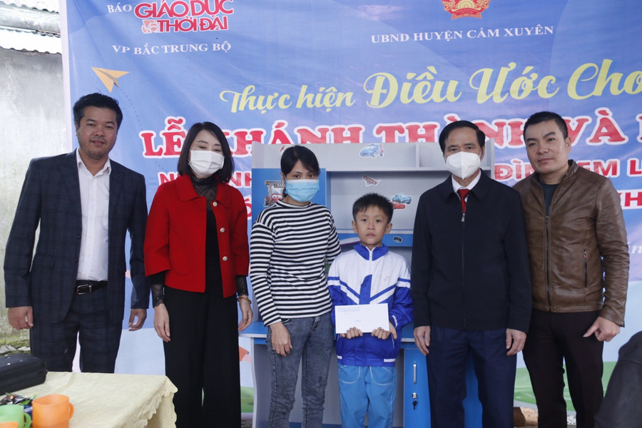 Tại lễ khánh thành và bàn giao nhà, lãnh đạo các Sở ban ngành, chính quyền địa phương và các nhà hảo tâm đã hỗ trợ cho các em thêm nhiều vật dụng để ngôi nhà mới được hoàn thiện hơn