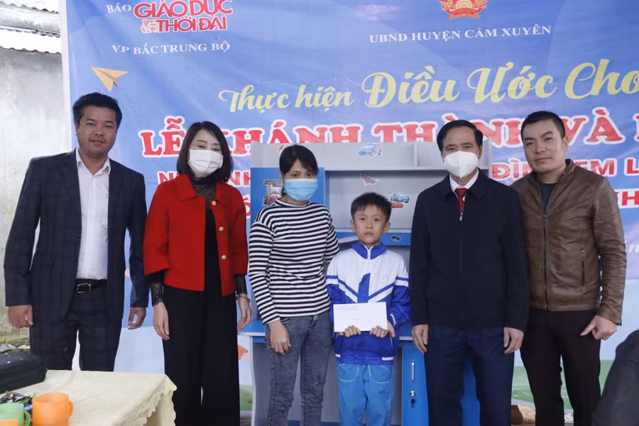 Tại lễ khánh thành và bàn giao nhà, lãnh đạo các Sở ban ngành, chính quyền địa phương và các nhà hảo tâm đã hỗ trợ cho các em thêm nhiều vật dụng để ngôi nhà mới được hoàn thiện hơn