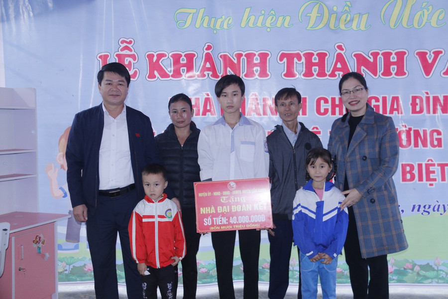 UBMT Tổ quốc và Hội Phụ nữ huyện Cẩm Xuyên hỗ trợ 40 triệu đồng xây nhà cho hộ gia đình tại thôn Hà Vân, xã Cẩm Lạc.