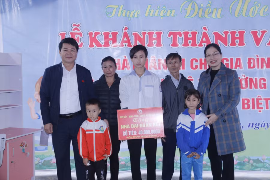 UBMT Tổ quốc và Hội Phụ nữ huyện Cẩm Xuyên hỗ trợ 40 triệu đồng xây nhà cho hộ gia đình tại thôn Hà Vân, xã Cẩm Lạc.