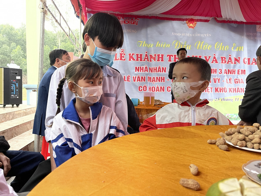 Còn gia đình 3 anh em Lê Văn Mạnh, Lê Thị Tường Vy, Lê Gia Huy cũng là hoàn cảnh khó khăn tại thôn Hà Vân, xã Cẩm Lạc (huyện Cẩm Xuyên). Bản thân bố mẹ các em thường xuyên đau ốm, không lao động được, ruộng nương ít, cuộc sống khó khăn vất vả. Sinh sống ở vùng sâu, vùng xa, khí hậu khắc nghiệt nên căn nhà của gia đình các em đều đã xuống cấp trầm trọng, nguy cơ đổ sụp khi mùa mưa bão đến