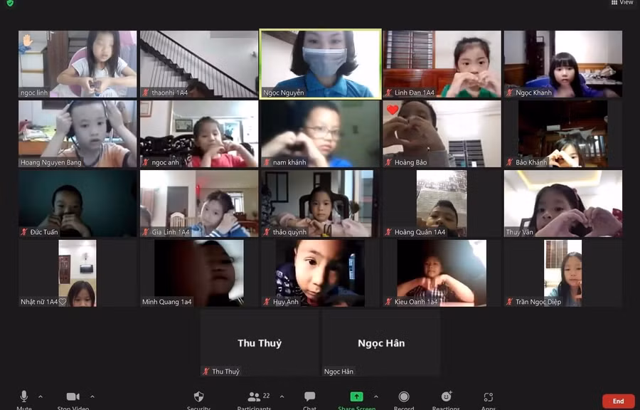 Tại các trường có F0, thông qua các nhóm lớp giáo viên phối họp với phụ huynh làm công tác tư tưởng, động viên tinh thần học sinh