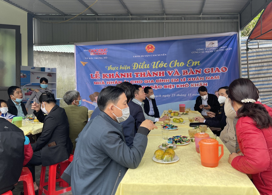 Chiều 25/11, lễ khánh thành nhà nhân ái cho 2 hộ dân tại xã Cẩm Thạch và xã Cẩm Lạc (huyện Cẩm Xuyên) đã được tổ chức dưới sự chứng kiến của chính quyền địa phương cùng bà con nhân dân.