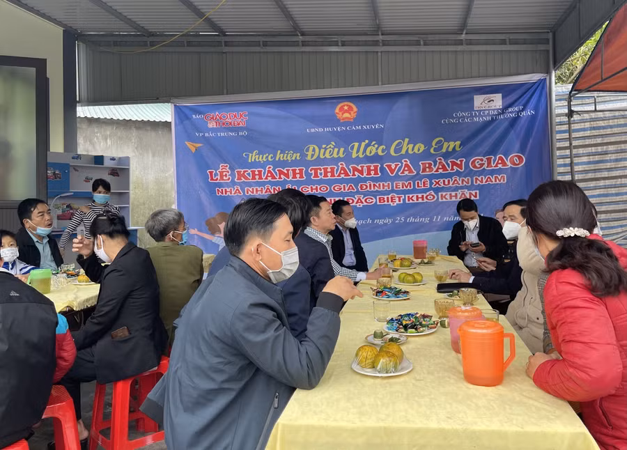 Chiều 25/11, lễ khánh thành nhà nhân ái cho 2 hộ dân tại xã Cẩm Thạch và xã Cẩm Lạc (huyện Cẩm Xuyên) đã được tổ chức dưới sự chứng kiến của chính quyền địa phương cùng bà con nhân dân.