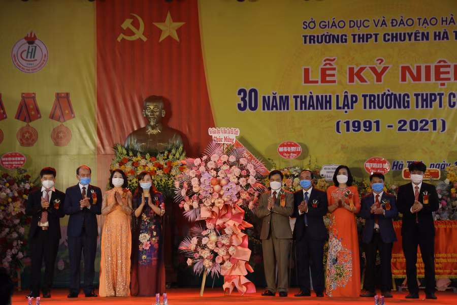 Sở GD&amp;ĐT Hà Tĩnh tặng hoa chúc mừng 30 năm thành lập trường THPT Chuyên Hà Tĩnh