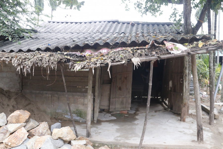 Em Lê Xuân Nam, học sinh lớp 3 mồ côi bố từ lúc còn ấu thơ. Em và mẹ là chị Âu Thị Bình sống trong ngôi nhà tranh, vách đất suốt 10 năm qua.