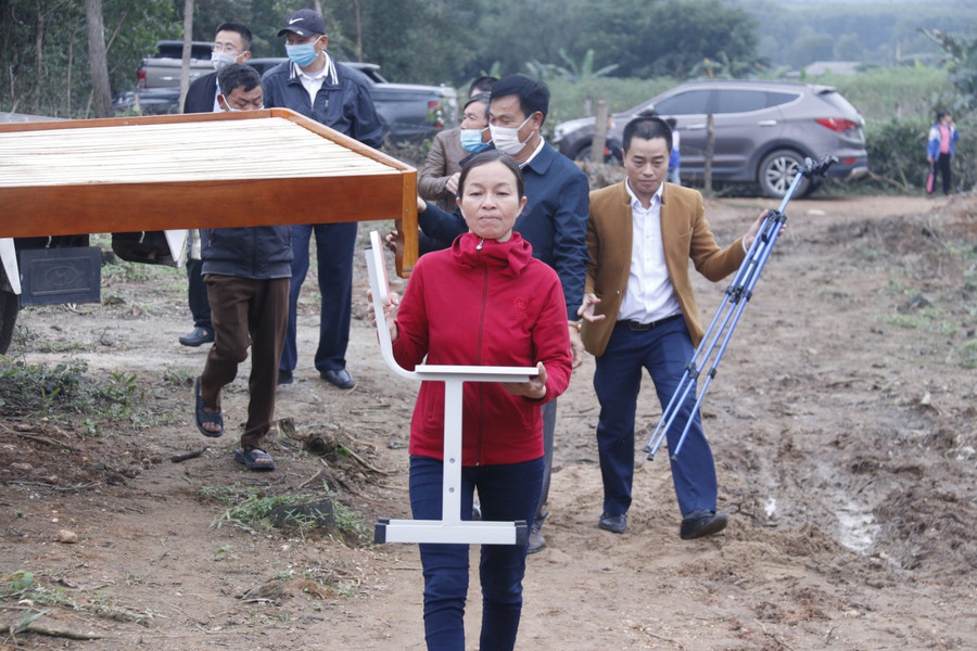 Nhiều vật dụng, thiết bị cần thiết cho gia đình và các em học sinh đã được chuyển đến ngay tại lễ khánh thành