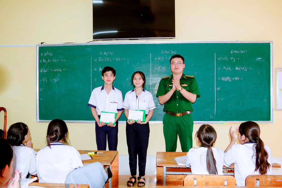 Đại úy Huỳnh Lý Tưởng, Chính trị viên đồn Biên phòng Trung Bình trao học bổng cho các em học sinh trong chương trình “Nâng bước em tới trường”. Đại úy Huỳnh Lý Tưởng, Chính trị viên đồn Biên phòng Trung Bình trao học bổng cho các em học sinh trong chương trình “Nâng bước em tới trường”.