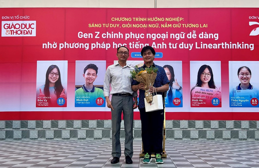 Anh Phạm Công Nhật - đại diện DOL English gửi tặng món quà tới BGH nhà trường.