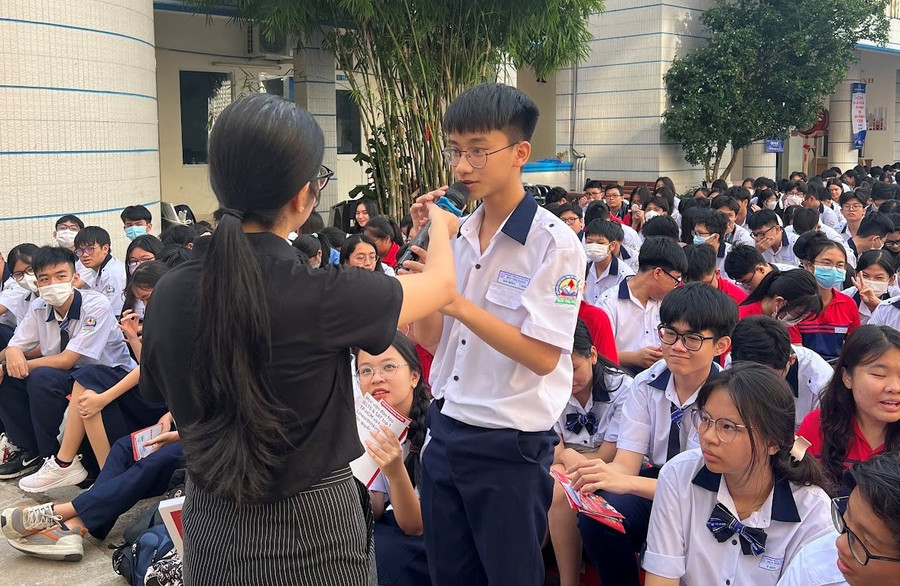 Các bạn học sinh rất hăng hái giao lưu cùng diễn giả.