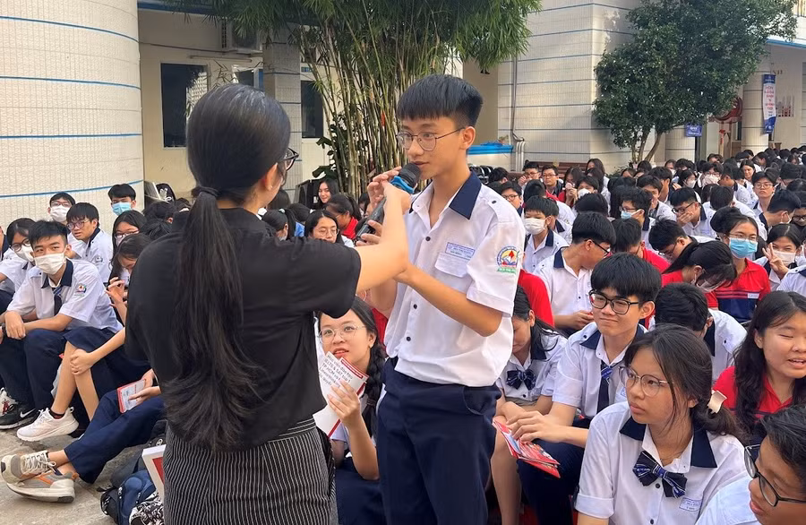 Các bạn học sinh rất hăng hái giao lưu cùng diễn giả.