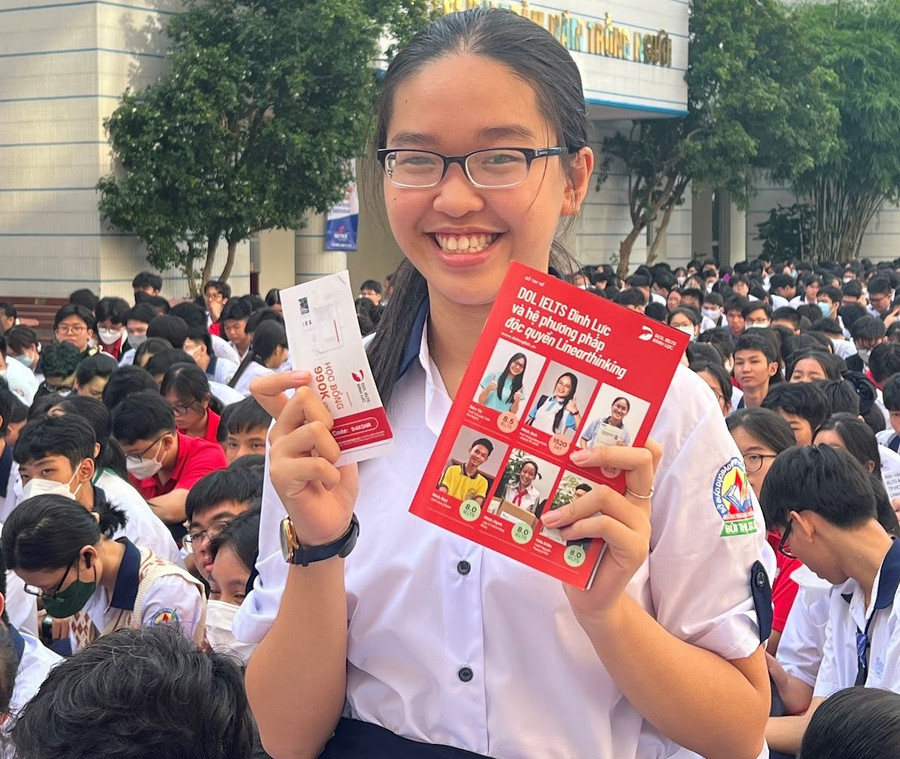 Các bạn học sinh trường THPT Bùi Thị Xuân hào hứng nhận quà từ DOL IELTS Đình Lực.