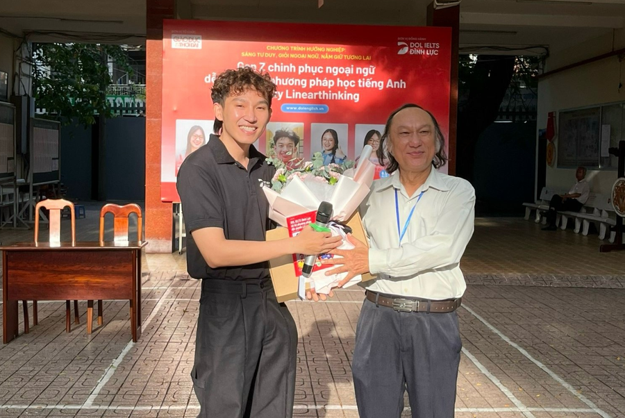 Thầy Hoàng Long - đại diện DOL IELTS Đình Lực tặng quà BGH Nhà trường THPT Nguyễn Công Trứ. Thầy Hoàng Long - đại diện DOL IELTS Đình Lực tặng quà BGH Nhà trường THPT Nguyễn Công Trứ.