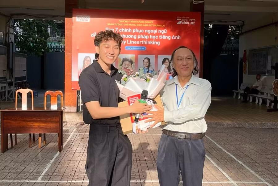 Thầy Hoàng Long - đại diện DOL IELTS Đình Lực tặng quà BGH Nhà trường THPT Nguyễn Công Trứ.