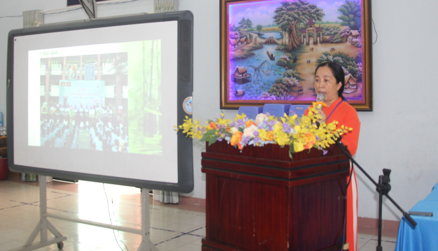 Cô Phan Thị Châu báo cáo với đoàn giám sát. Cô Phan Thị Châu báo cáo với đoàn giám sát.