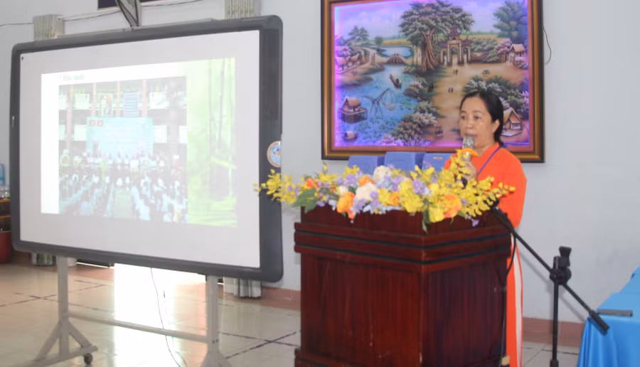 Cô Phan Thị Châu báo cáo với đoàn giám sát.