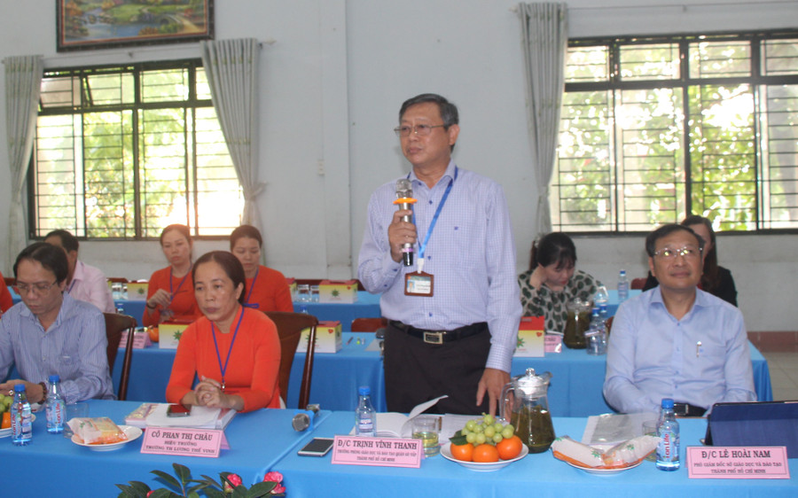 Ông Trịnh Vĩnh Thanh báo cáo với đoàn giám sát. Ông Trịnh Vĩnh Thanh báo cáo với đoàn giám sát.