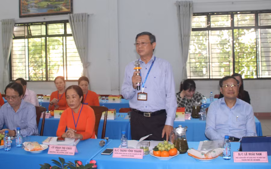 Ông Trịnh Vĩnh Thanh báo cáo với đoàn giám sát.