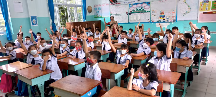 Học sinh lớp 1 Trường tiểu học Lê Văn Việt trong ngày tựu trường năm học 2022-2023.