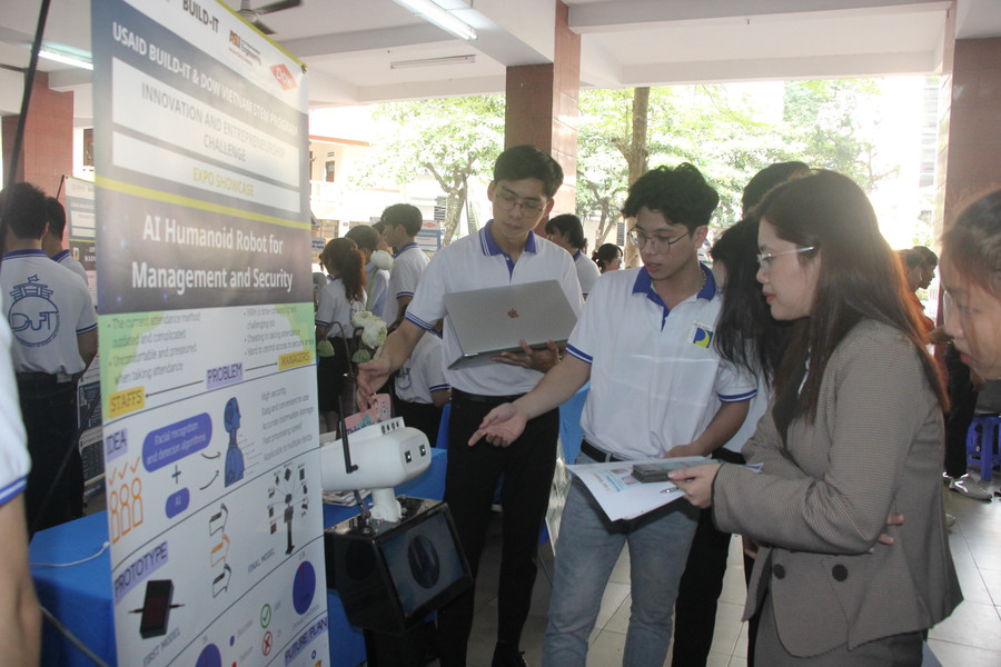 Giám khảo tiến hành chấm các dự án tại vòng triển lãm.