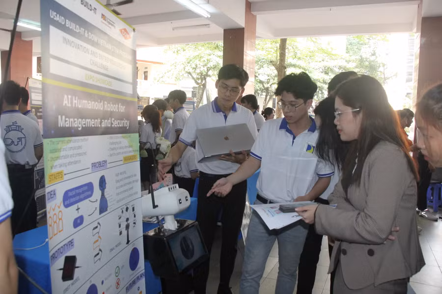 Giám khảo tiến hành chấm các dự án tại vòng triển lãm.