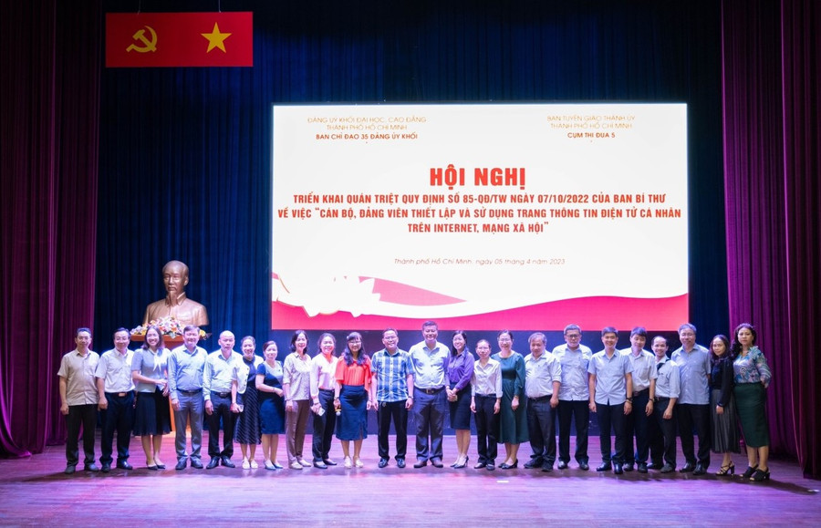 Đại biểu Cụm thi đua 5 Ban Tuyên giáo Thành ủy chụp hình lưu niệm. Đại biểu Cụm thi đua 5 Ban Tuyên giáo Thành ủy chụp hình lưu niệm.