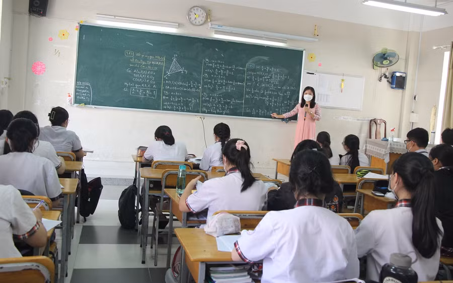 Học sinh trường THPT Nguyễn Hữu Thọ học trực tiếp ngày 4/3/2022.