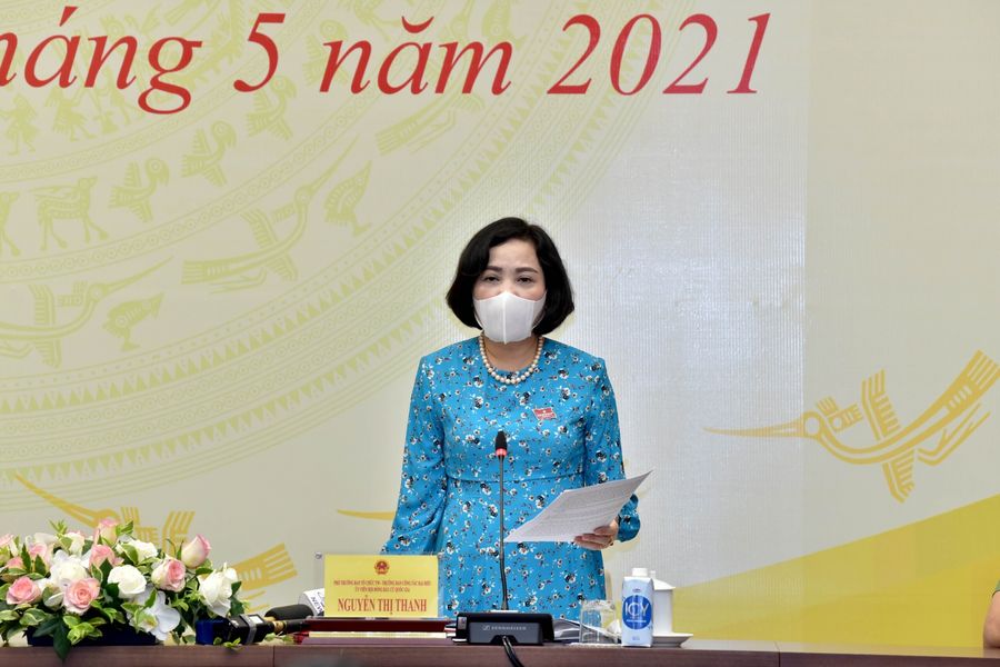 Bà Nguyễn Thị Thanh trả lời báo chí tại cuộc họp báo.