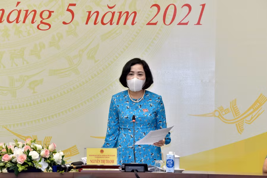 Bà Nguyễn Thị Thanh trả lời báo chí tại cuộc họp báo.