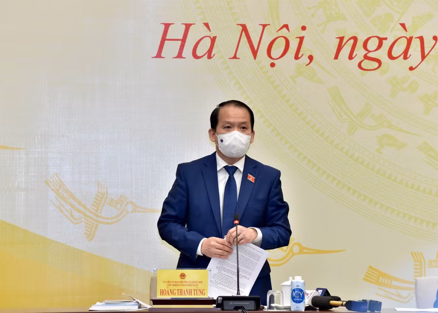 Chủ nhiệm Ủy ban Pháp luật Hoàng Thanh Tùng trả lời báo chí tại họp báo.