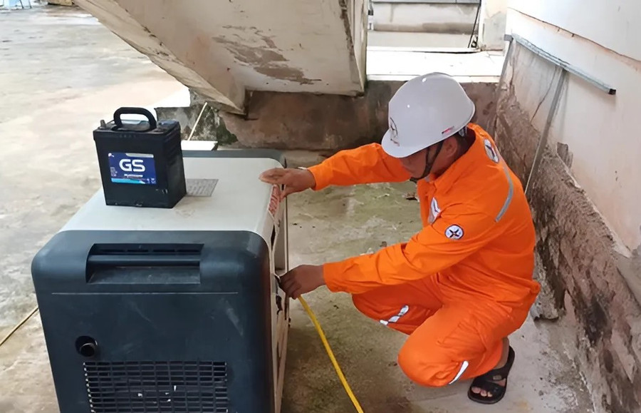 Công nhân Điện lực Mường Chà kiểm tra nguồn điện dự phòng tại điểm thi THPT Mường Chà. Công nhân Điện lực Mường Chà kiểm tra nguồn điện dự phòng tại điểm thi THPT Mường Chà.