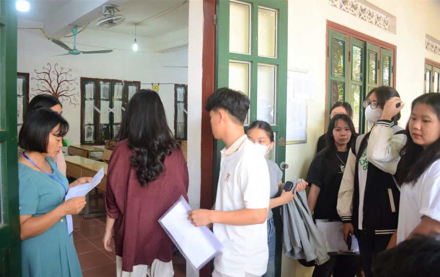 Cán bộ coi thi điểm danh thí sinh đến làm thủ tục dự thi.