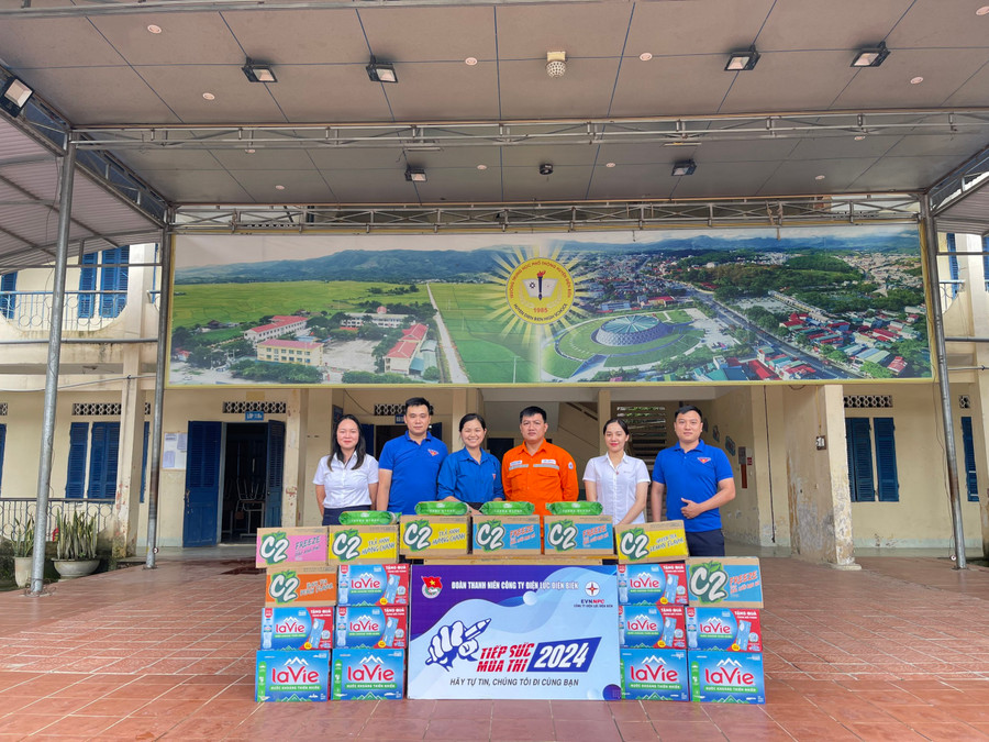 Đoàn thanh niên Công ty Điện lực Điện Biên tiếp sức mùa thi tại điểm thi THPT Thanh Chăn.