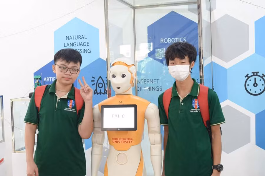 Học sinh Trường THPT Trần Nhân Tông trải nghiệm thực tế tại Trường Đại học quốc tế Sài Gòn.