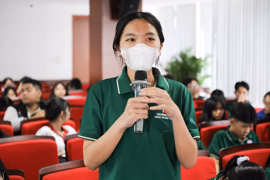 Việc đến trải nghiệm thực tế tại trường đại học giúp học sinh hiểu hơn về yêu cầu học tập ở bậc học này, củng cố các mục tiêu phấn đấu.