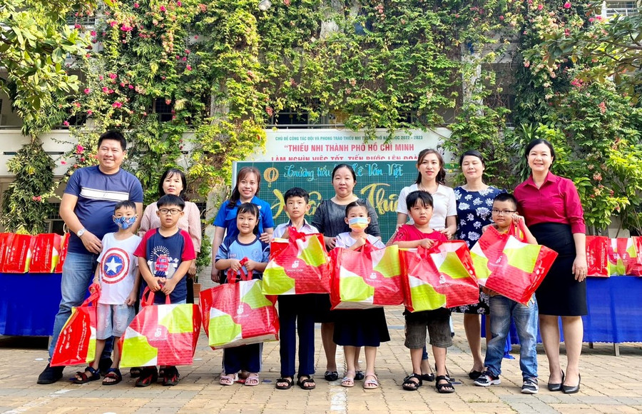 Trường tiểu học Lê Văn Việt (TP Thủ Đức) cùng mạnh thường quân trao tặng quà Tết cho 37 học sinh có hoàn cảnh khó khăn tại trường.