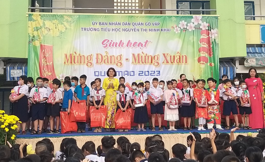 Trường tiểu học Nguyễn Thị Minh Khai (quận Gò Vấp) trao 60 suất quà (mỗi suất trị giá 300 ngàn đồng) cho học sinh khó khăn tại trường.
