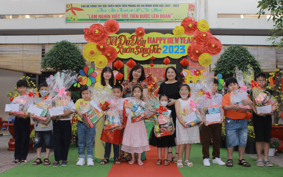 Trường tiểu học Đinh Tiên Hoàng (TP Thủ Đức) trao tặng 20 suất quà (mỗi suất trị giá 500 ngàn đồng) cho học sinh khó khăn đang học tập tại trường.