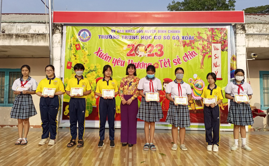 Trường THCS Gò Xoài (huyện Bình Chánh) trao tặng 28 suất quà Tết (mỗi suất trị giá 400 ngàn đồng) cho học sinh khó khăn tại trường.