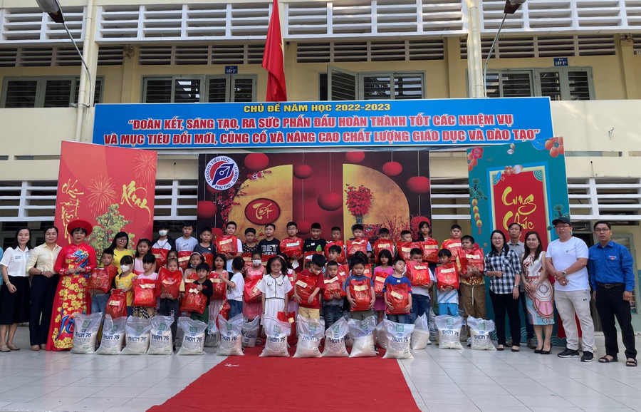 Trường tiểu học Phú Thọ (quận 11) trao 37 suất quà Tết (mỗi suất trị giá 500 ngàn đồng) cho học sinh có hoàn cảnh khó khăn tại trường.