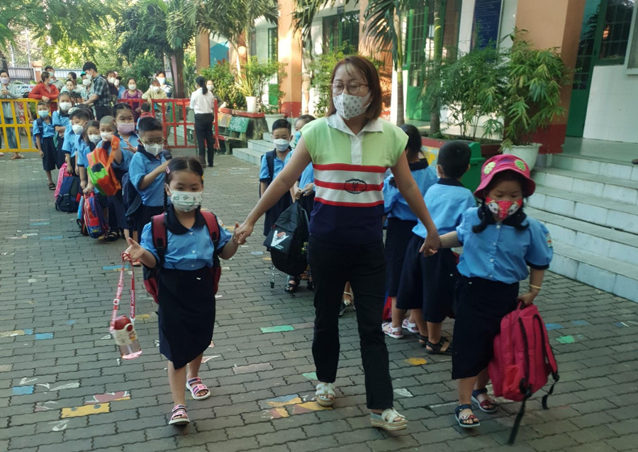 Giáo viên Trường Tiểu học Phạm Văn Hai đón học sinh vào lớp.