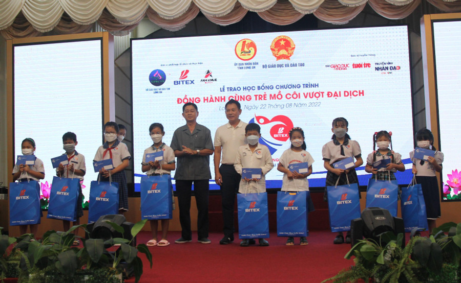 Ông Đỗ Quang Vinh thành viên Hội đồng quản trị (áo trắng), Tổng Giám đốc Công ty Cổ phần Anh Khuê Watch và ông Võ Lê Tuấn, Chủ tịch hội khuyến học tỉnh Long An tặng học bổng cho các em học sinh. Ông Đỗ Quang Vinh thành viên Hội đồng quản trị (áo trắng), Tổng Giám đốc Công ty Cổ phần Anh Khuê Watch và ông Võ Lê Tuấn, Chủ tịch hội khuyến học tỉnh Long An tặng học bổng cho các em học sinh.